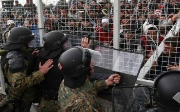 Több száz rendőrt és katonát telepítettek a macedón-görög határra