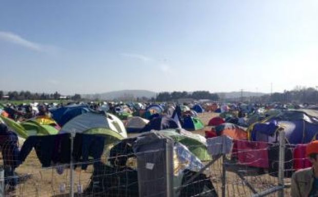 Macedónia 65 migránst beenged Görögországból