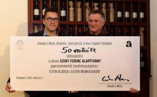 Ötvenmillió forintot adományozott Ákos Böjte Csabának