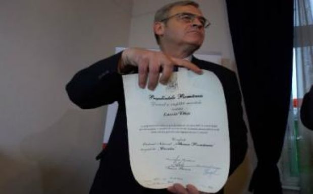 Helyteleníti a magyar kormány Tőkés László kitüntetésének visszavonását