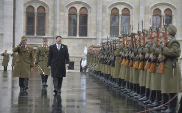 Felvonták a nemzeti lobogót az Országház előtt