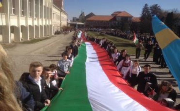 Március 15: Sepsiszentgyörgyön telefonbetyárok tiltanák a magyar lobogó használatát 