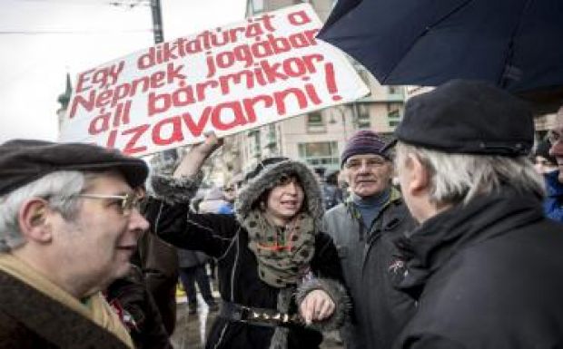 Tüntetők tiltakoztak Orbán Viktor múzeumkerti beszéde alatt