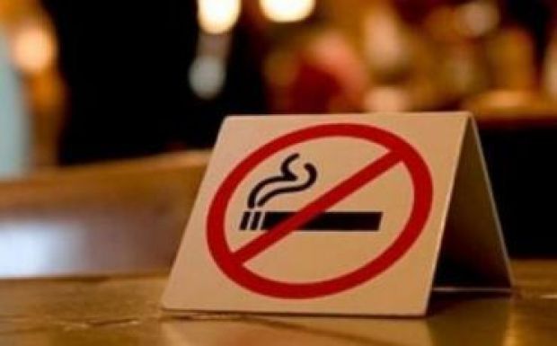 Végérvényesen utcára szorultak a dohányosok