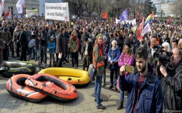 Ezrek tüntettek a menekültek mellett Bécsben és több európai városban