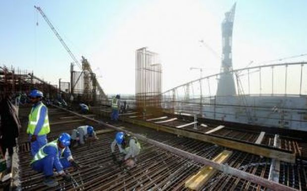 Kényeszermunkát sejtenek egy katari stadion építésénél