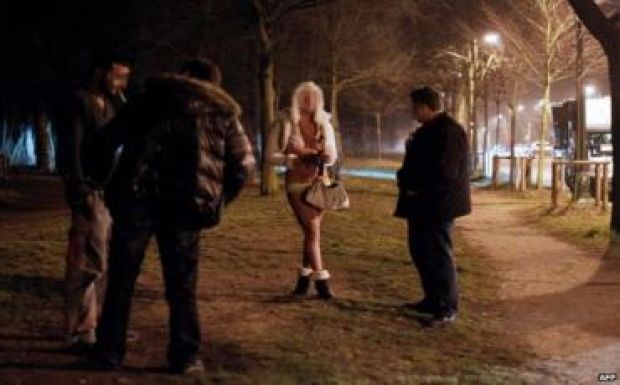Franciaország ezentúl bünteti a prostituáltakhoz fordulókat
