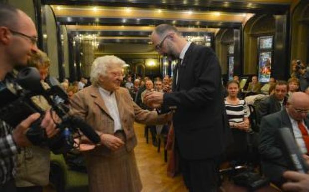 Az RMDSZ megtámadott marosvásárhelyi székházának védőit tüntette ki Kelemen Hunor