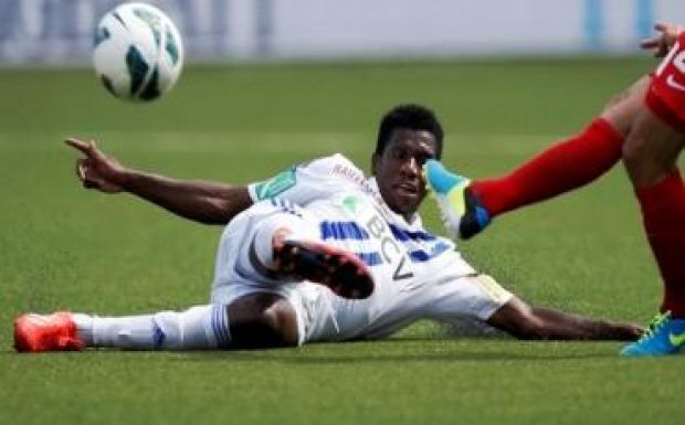 Focistahalál: nem volt defibrillátor a mentőautóban, az orvos a lelátón ült