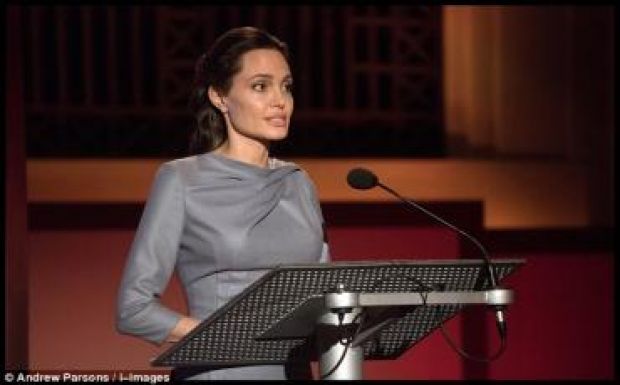 An­gel­ina Jolie dur­ván ne­ki­ment Angela Mer­kel­nek