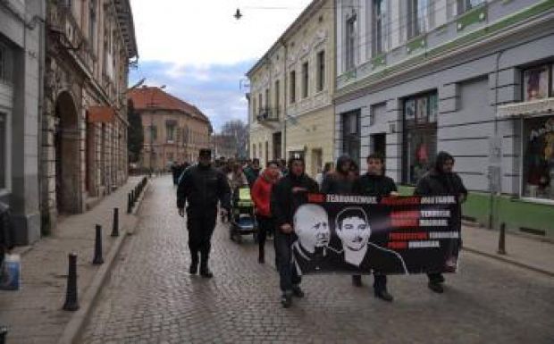 Kétszázan tüntettek Beke Istvánék mellett Kézdivásárhelyen