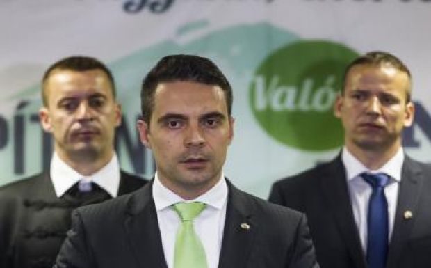 Újraválasztották a Jobbik elnökévé Vona Gábort