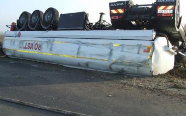 Felborult egy vegyi anyagokat szállító kamion Háromszéken