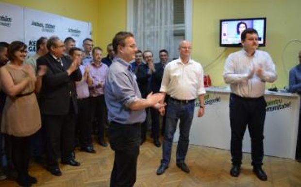 Ujjongva üdvözölte csapata Kereskényi Gábor győzelmét Szatmárnémetiben