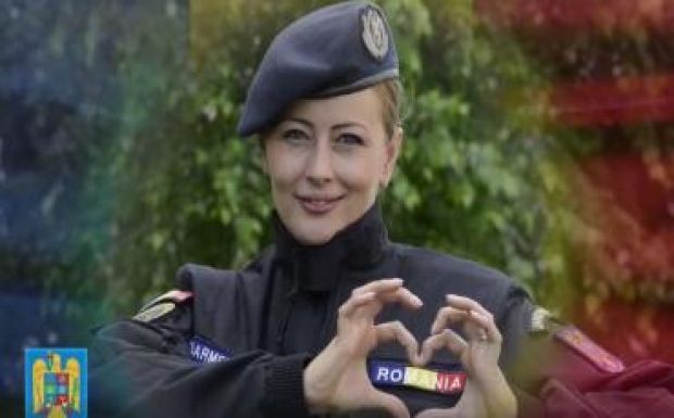 Rendőrnőkkel szurkol a belügyminiszter a román futballválogatottnak