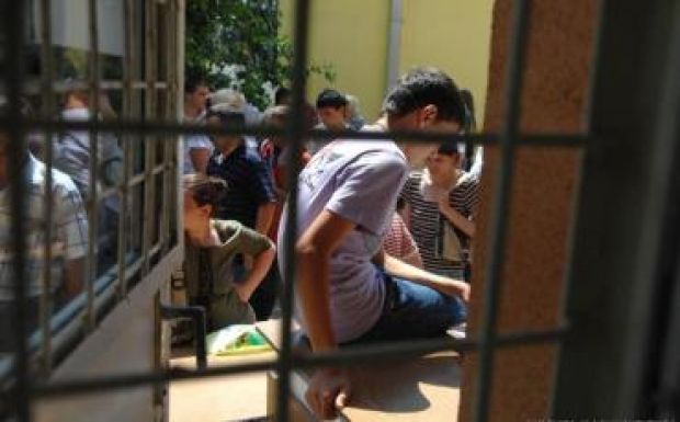 Diákok jogállása: nem tiltják ki az iskolákból a mobiltelefonokat