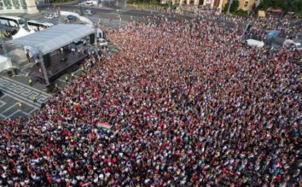 Több ezren fogadták a magyar válogatottat a budapesti Hősök terén
