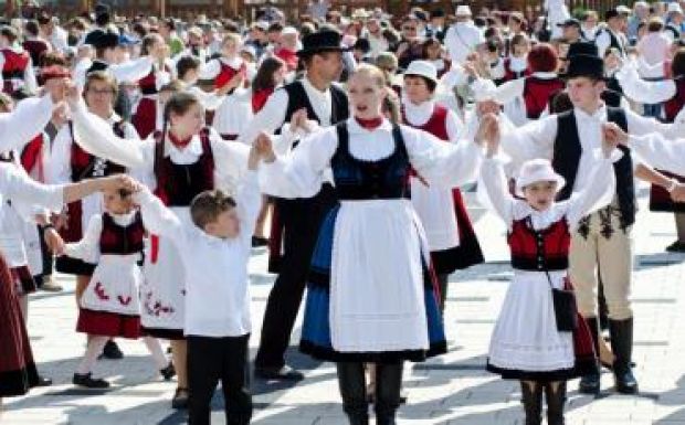 Több ezren vettek részt a székely népviselet ünnepén Csíksomlyón