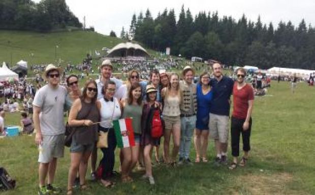 Gyökerei után kutat Erdélyben egy csapat amerikai fiatal