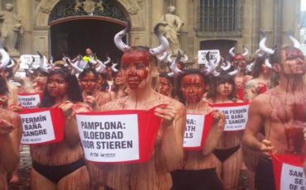 Jelképes vérfürdővel tiltakoztak az állatvédők a pamplonai bikafuttatás ellen