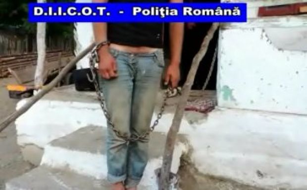 Elhelyezőközpontba került 21 rabláncon tartott gyermek Argeş megyében