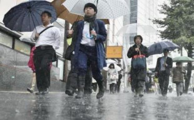 Egy halott és hatvan sérült Japánban a tájfun után