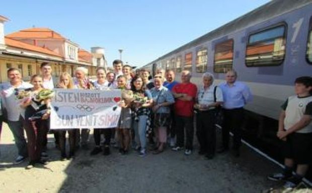 Magyar és román feliratú plakáttal fogadták Simona Pop párbajtőrözőt