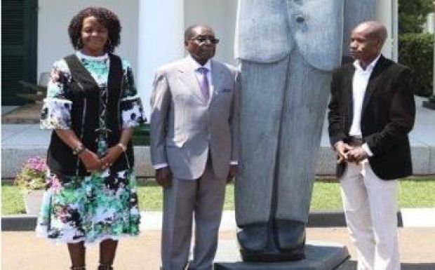 Menő szobrot kapott ajándékba Mugabe elnök