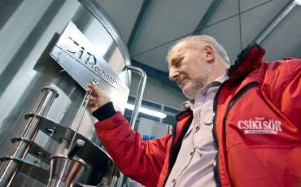 Sörfőző berendezést ajándékozott az Igazi Csíki Sör a Sapientiának