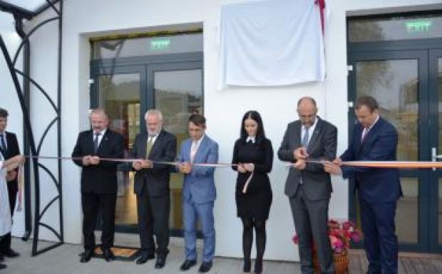 Átadták Szamosújváron a magyar tannyelvű iskola épületét
