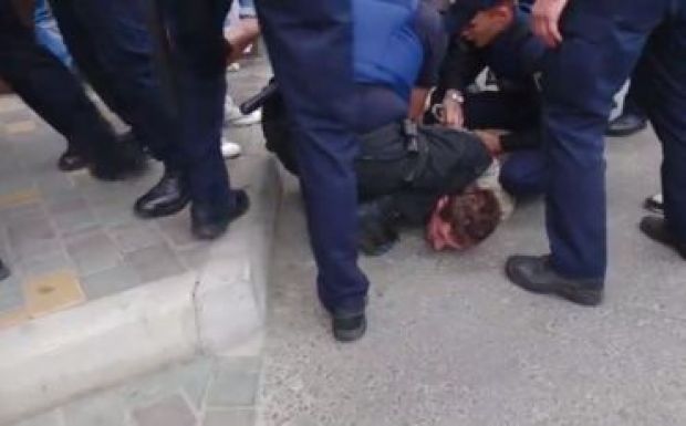 Ukrán tüntetők orosz zászlóba törölték lábukat a kijevi orosz nagykövetség előtt