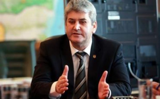 Védőpajzsot vontak Gabriel Oprea köré a szenátorok