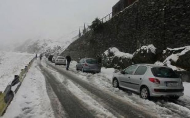 Máris nehezíti a közlekedést a havazás, téligumikkal közlekednek a Transzfogarason