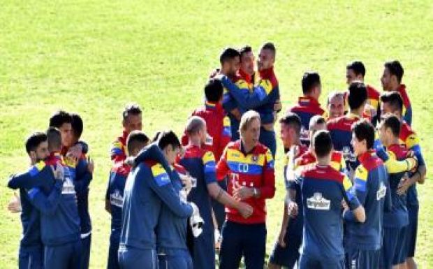 Öleléshullám a román fociválogatott edzésén 