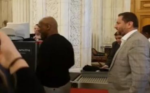 Mike Tyson meglátogatta a bukaresti parlamentet