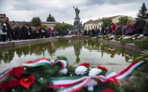 Zord időben emlékeztek az aradi vértanúkra a Szabadság-szobornál