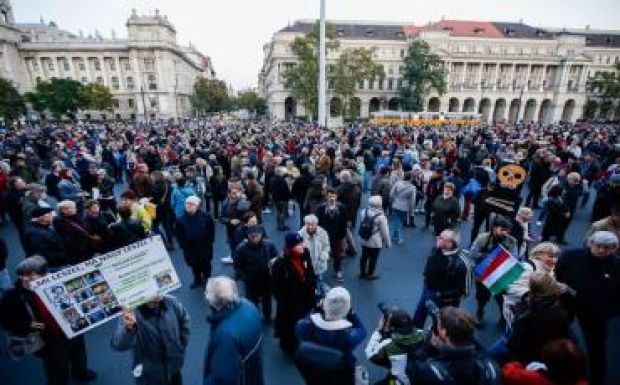 Több száz író tiltakozik a Népszabadság megszüntetése miatt