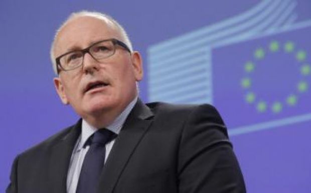 Timmermans: aggasztó a Népszabadság bezárása