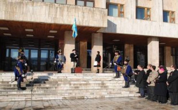 El kell távolítani a zászlót a Hargita megyei önkormányzat épületéről