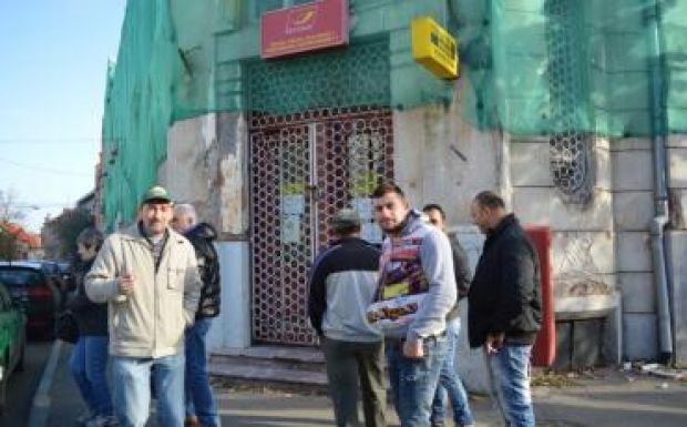 Folytatódik a postássztrájk, az ügyfelek már a hivatalok ajtaját rugdossák