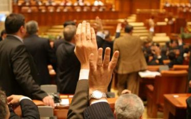 Megszavazta a képviselőház az újabb közalkalmazotti béremeléseket