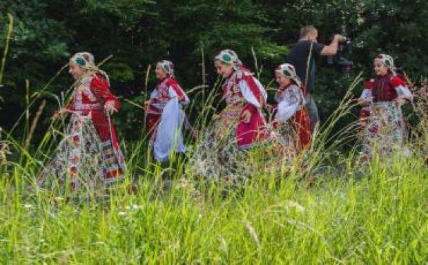 „Mérán néptáncolni trendi dolog” – a Cifra Néptáncegyüttes vezetőjével beszélgettünk