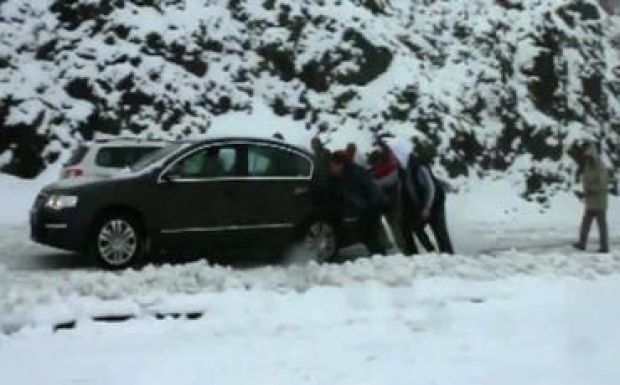 A hóban rekedt három fiatal a Transzfogarasi úton