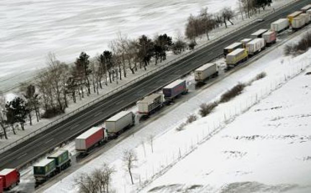 Közel négy órát kell várakozniuk a kamionoknak a román-magyar határon