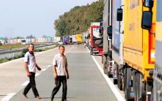 Torlódnak a kamionok a román-magyar határon 