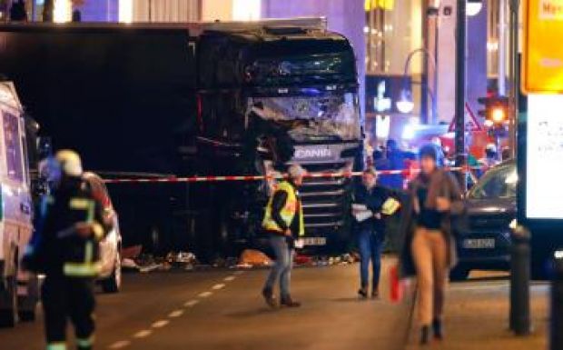 Teherautó hajtott a tömegbe Berlinben, a tettes szökésben van