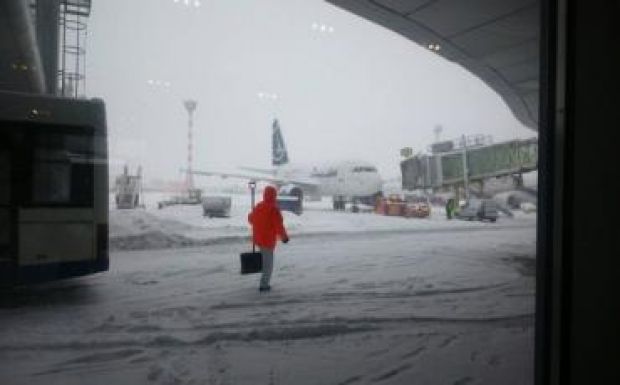 Tucatnyi repülőjáratot töröltek az időjárás miatt