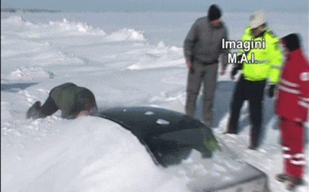 Arafat: reggel 6 óráig 409 járművet és 1002 személyt kellett kimenteni a hó fogságából