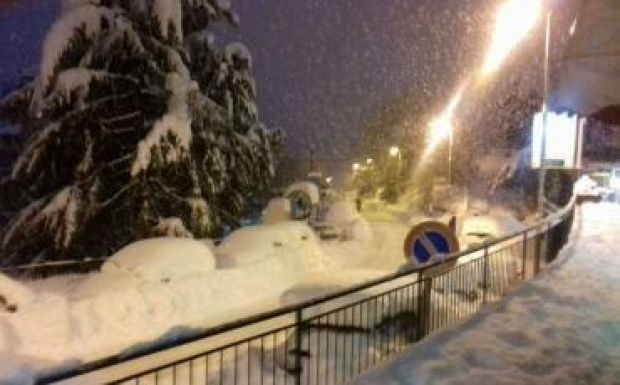 Rendkívüli havazás Olaszországban: áramszünet, lezárt autópálya