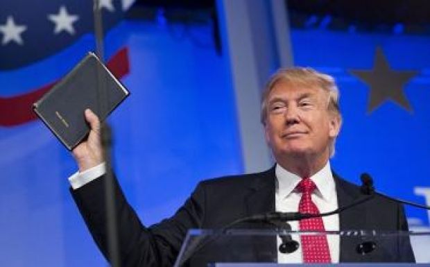 Két Bibliára teszi le az elnöki esküt Donald Trump 